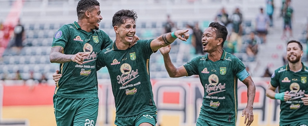 Selebrasi pemain Persebaya usai cetak gol ke gawang PSS Sleman (ig officialpersebaya)
