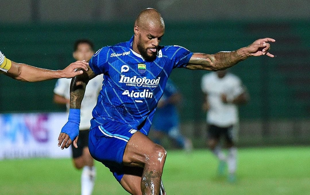 David da Silva mencoba menguasai bola dari rebutan pemain Rans Nusantara (ig persib)