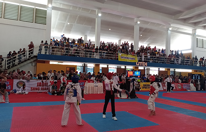 TALENTA: Para taekwondoin berlaga di Kejurda Pelajar DIJ 2024 di Bale Lantip Universitas Teknologi Digital Indonesia (UTDI).Rizky Wahyu / Radar Jogja