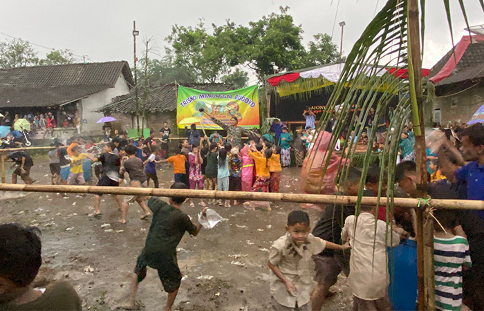 SEMARAK: Meski hujan deras, tradisi Bajong Banyu di Dusun Dawung, Desa Banjarnegoro, Mertoyudan tetap digelar untuk menyambut Ramadan.ISTIMEWA