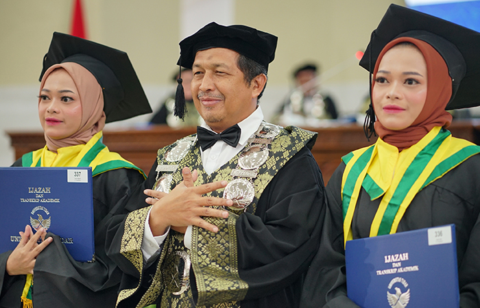 SAMA-SAMA CUM LAUDE: Ana dan Ani, wisudawan kembar asal Pacitan, Jawa Timur, ini berhasil diwisuda secara bersamaan dan memperoleh IPK sama 3,76.Humas Untidar
