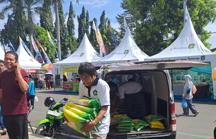 ANTUSIAS :Warga mengantre untuk membeli beras SPHP di Purworejo Expo 2024, Minggu (3/3).ISTIMEWA