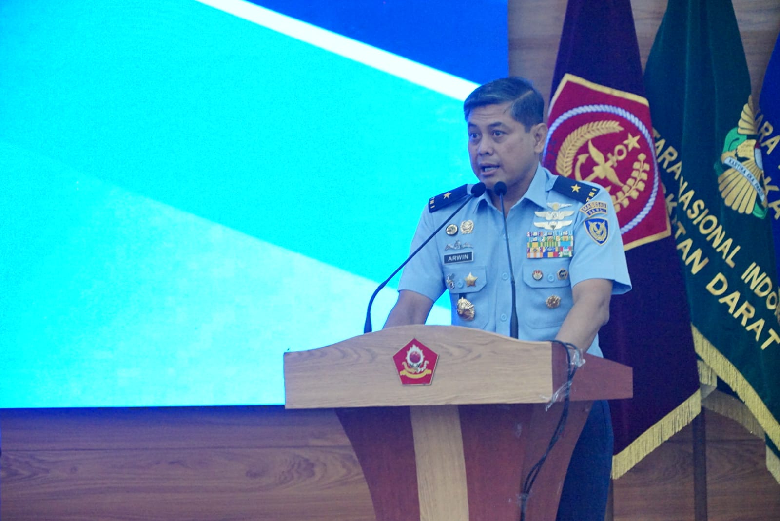 BERLATIH - Rektor ITDA Yogyakarta Marsekal Pertama TNI Dr. Ir. Arwin Datumaya Wahyudi Sumari&nbsp;saat membeberkan gaya perang era disruptif di Sekolah Staf dan Komando (Sesko) TNI Bandung, Jawa Barat