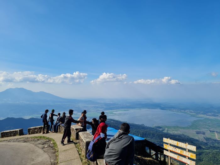 HAMPARAN ALAM: Pemandangan yang menyegarkan mata membuat siapapun betah berlama-lama di Gunung Telomoyo. Per hari ini, Gunung Telomoyo sudah dibuka.