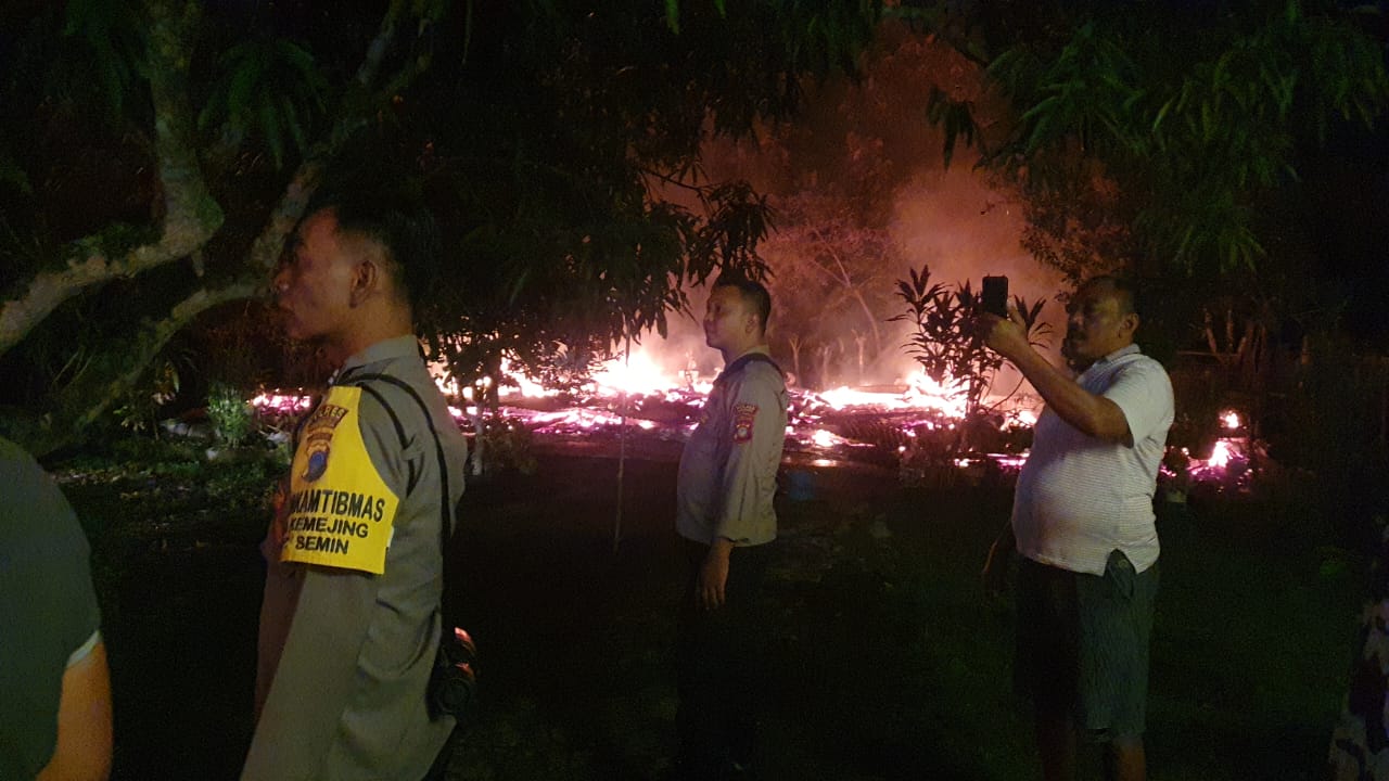 Satu unit rumah di Padukuhan Keringan Kidul, Bulurejo, Semin, Gunungkidul, terbakar, Sabtu (2/3) malam.