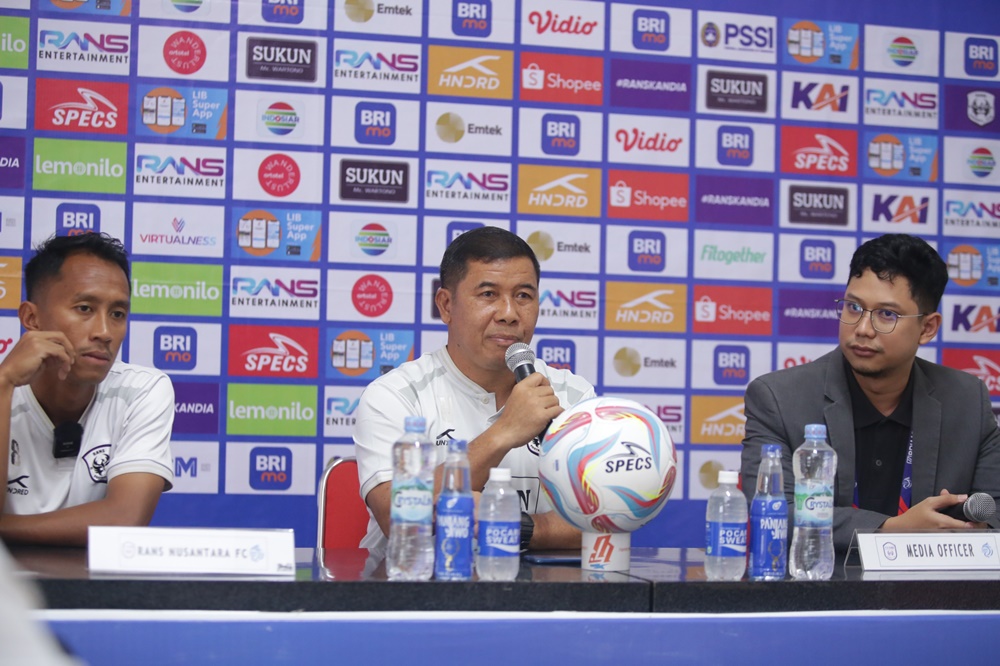 Pelatih Caretaker Rans Nusantara, Francis Wewengkang saat jalani sesi pers pre match