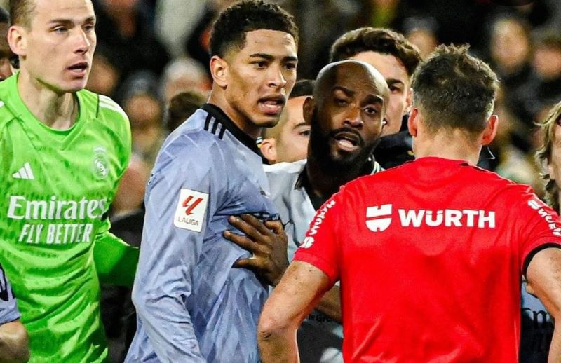 PROTES: Penggawa Real Madrid layangkan protes kepada wasit karena keputusan kontroversial