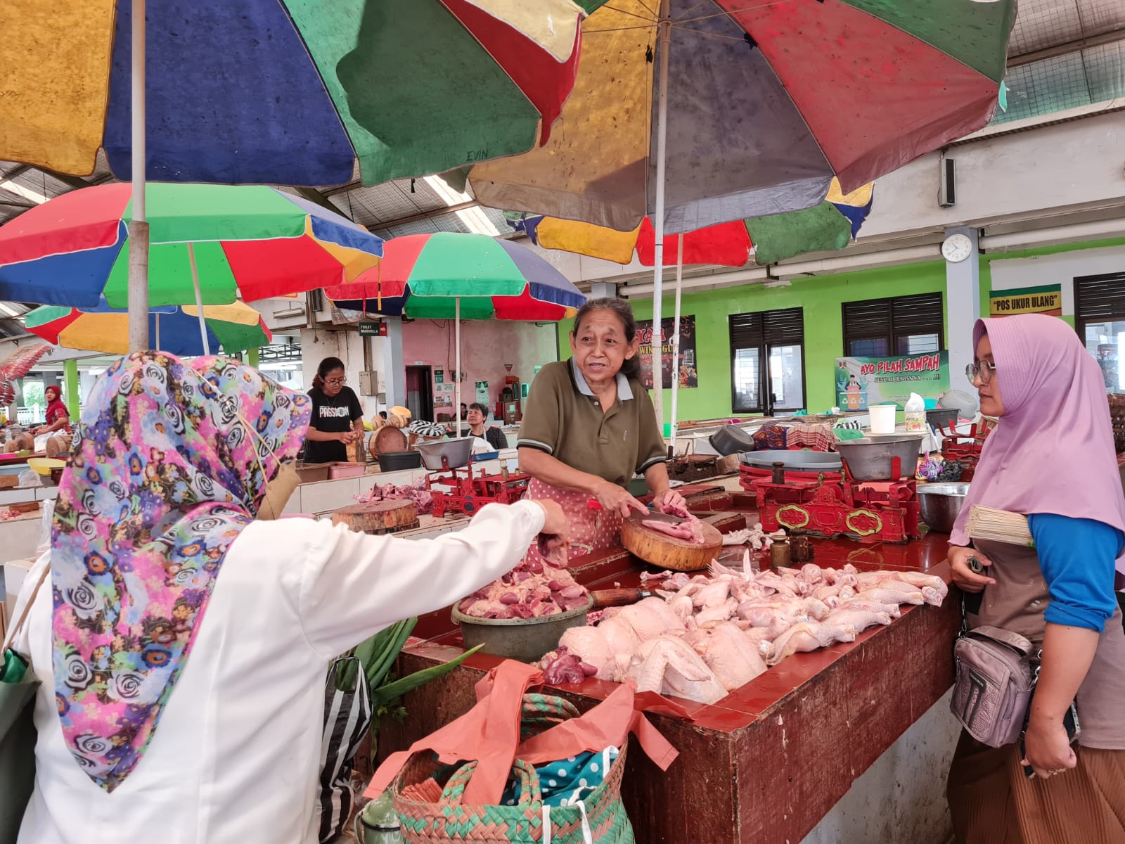 LAYANI PEMBELI: Meski harganya terus mengalami kenaikan, warga tetap membeli daging ayam.