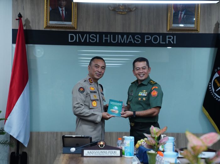 Kepala Pusat Penerangan TNI (Kapuspen TNI) Mayjen TNI Dr. Nugraha Gumilar (seragam hijau)