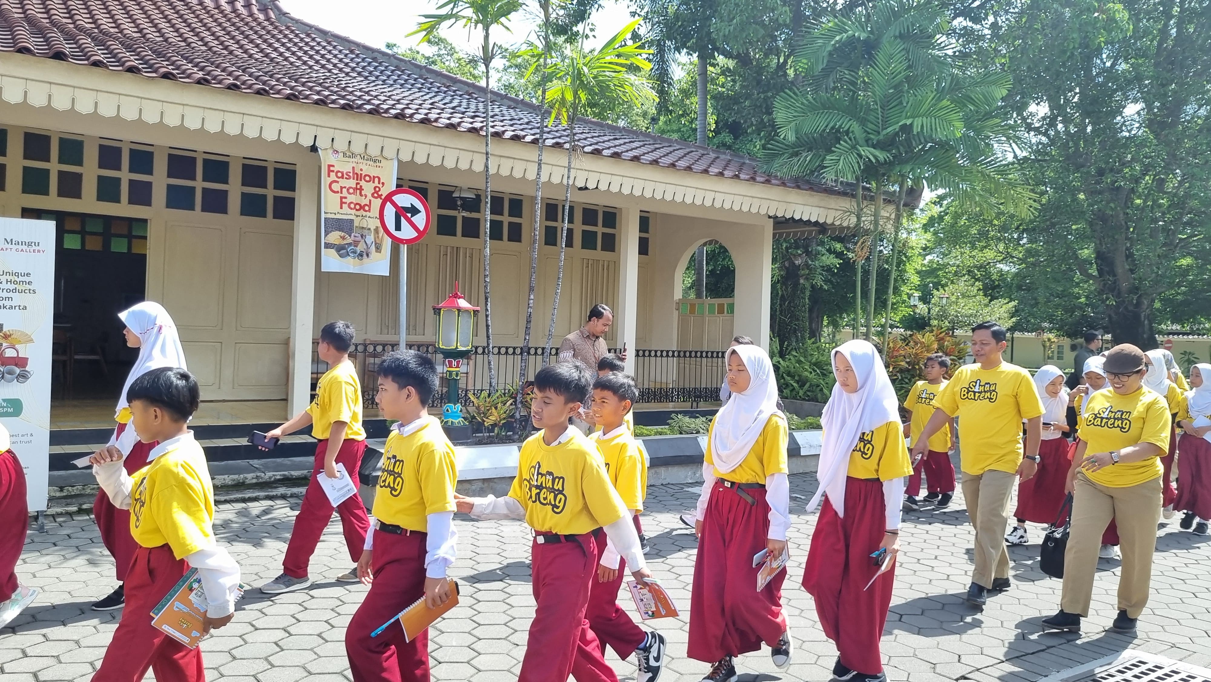 SINAU: Sejumlah siswa berkegiatan di kompleks Kepatihan Jogja Senin (4/3).