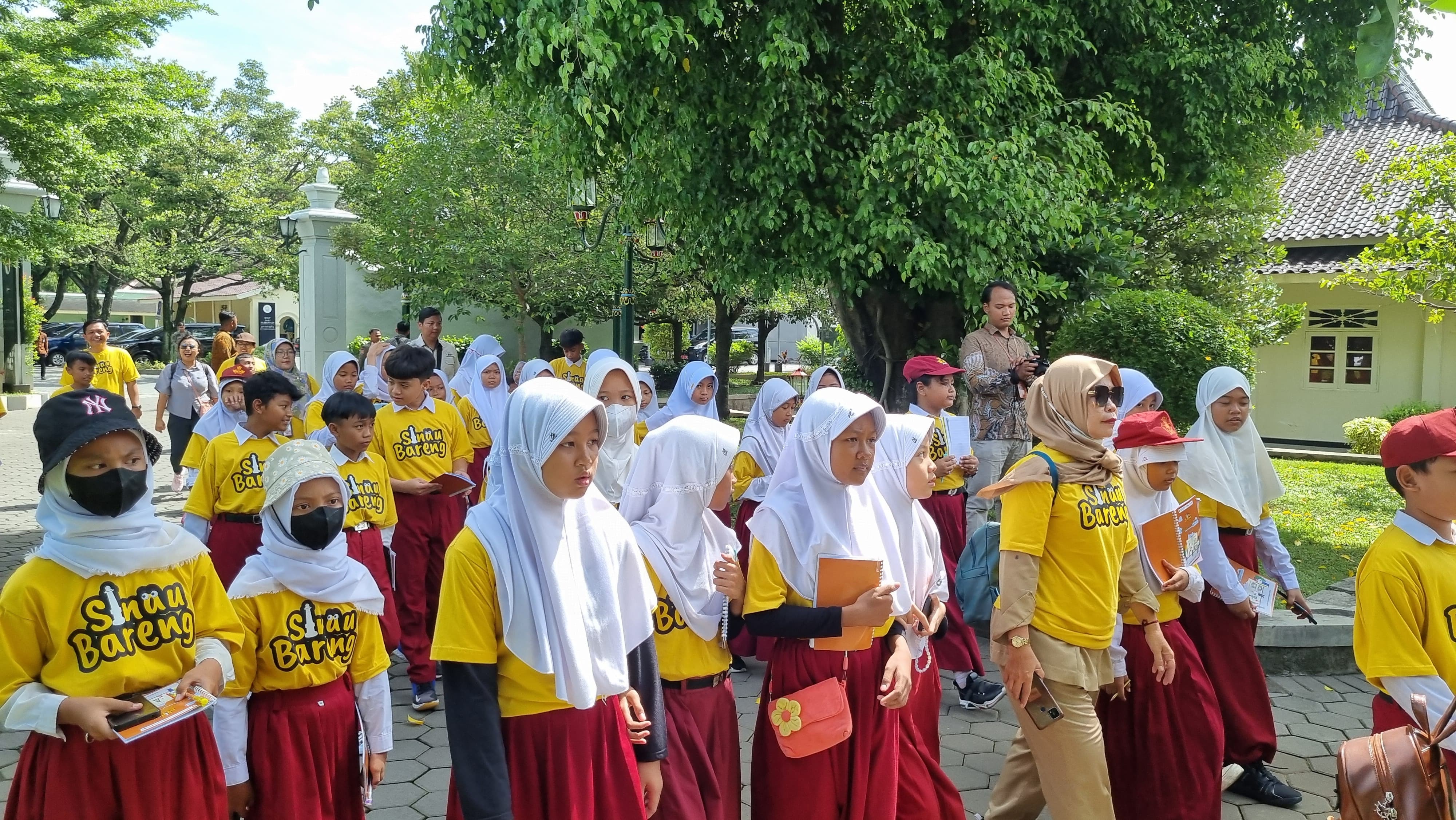MAKNA: Siswa SD dari perwakilan lima sekolah di DIY saat mengikuti rangkaian kegiatan di sumbu filosofi di Kepatihan Jogja Senin (4/3).