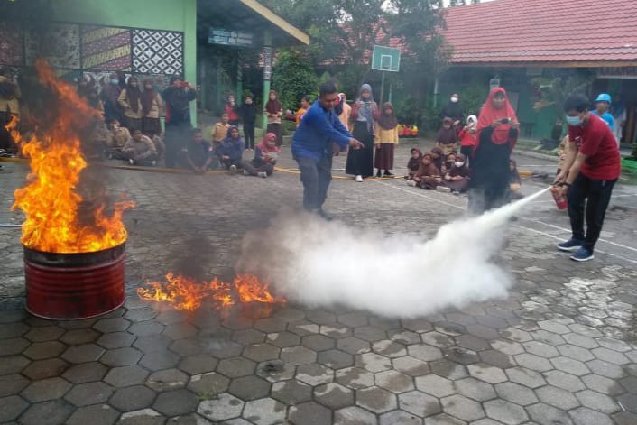 Personel BPBD Bantul saat melakukan pendampingan pembentukan SPAB rintisan di SDN Kalangan, Kalurahan Bangunjiwo, Kasihan, Bantul.