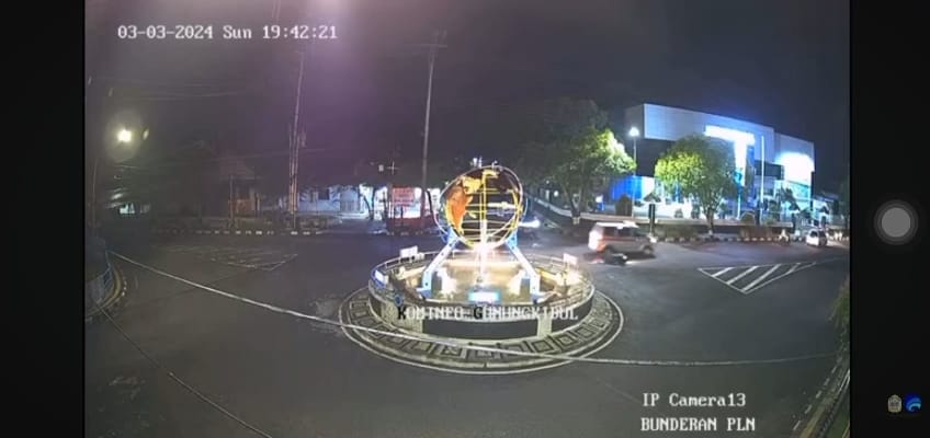HATI-HATI: Mobil ambulans tabrak pemotor di Bundaran PLN, Wonosari, Kabupaten Gunungkidul, Minggu (3/3) malam.