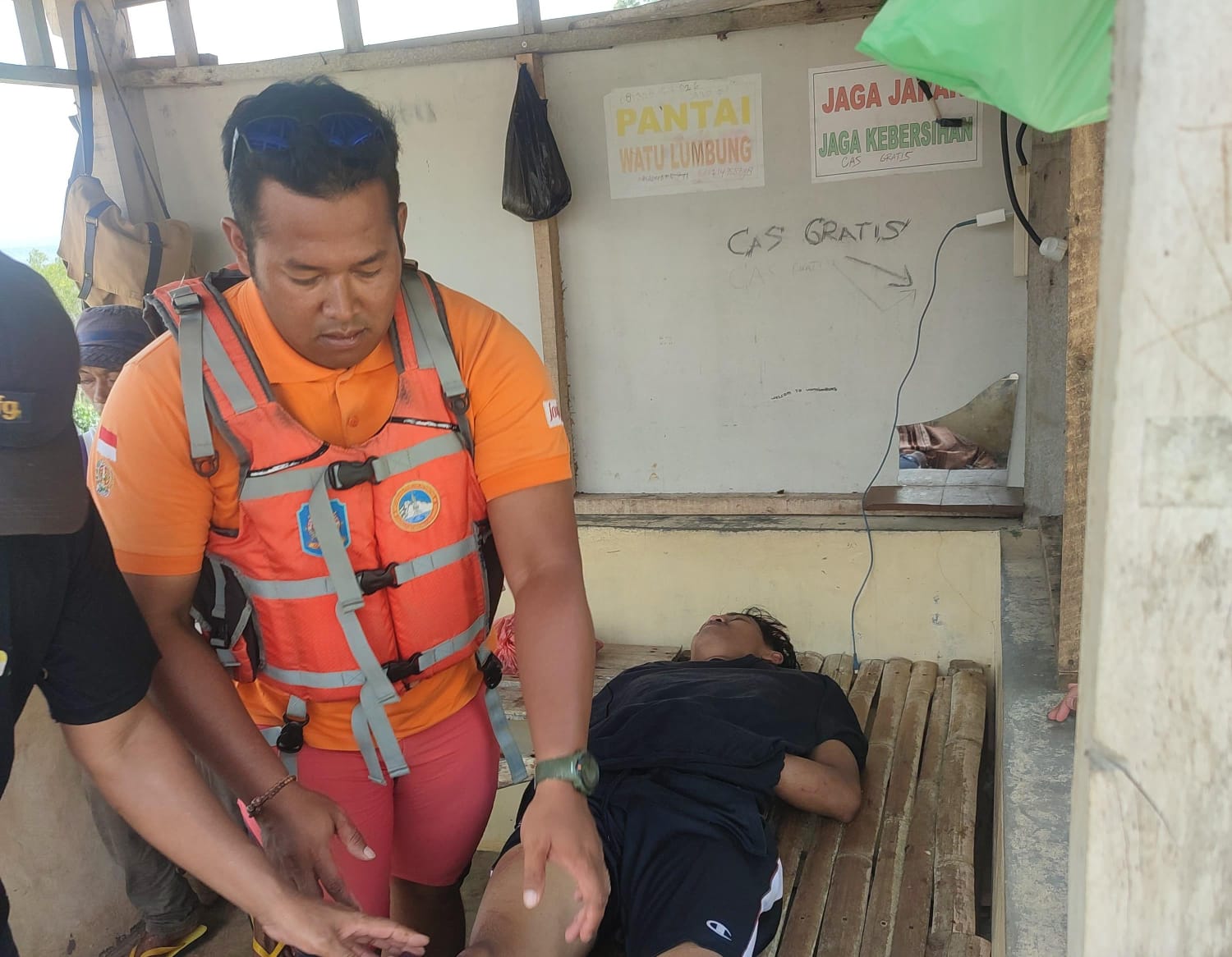 DARURAT: Korban MI saat dievakuasi petugas SAR usai terseret ombak di Pantai Watulumbung, Gunungkidul, Minggu (3/3) siang.