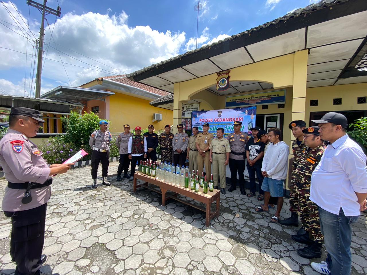 RAZIA: Jajaran Polsek Gedangsari bersama warga menyita puluhan botol miras ilegal di Kapanewon Gedangsari, Kabupaten Gunungkidul.