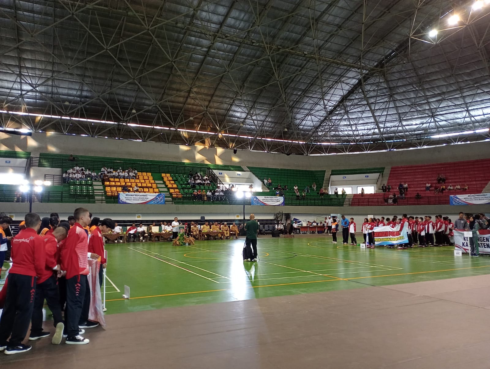 SIAP: Para atlet saat melakoni pembukaan Popda DIY 2024 di GOR Amongrogo Jogja, Senin (4/4).