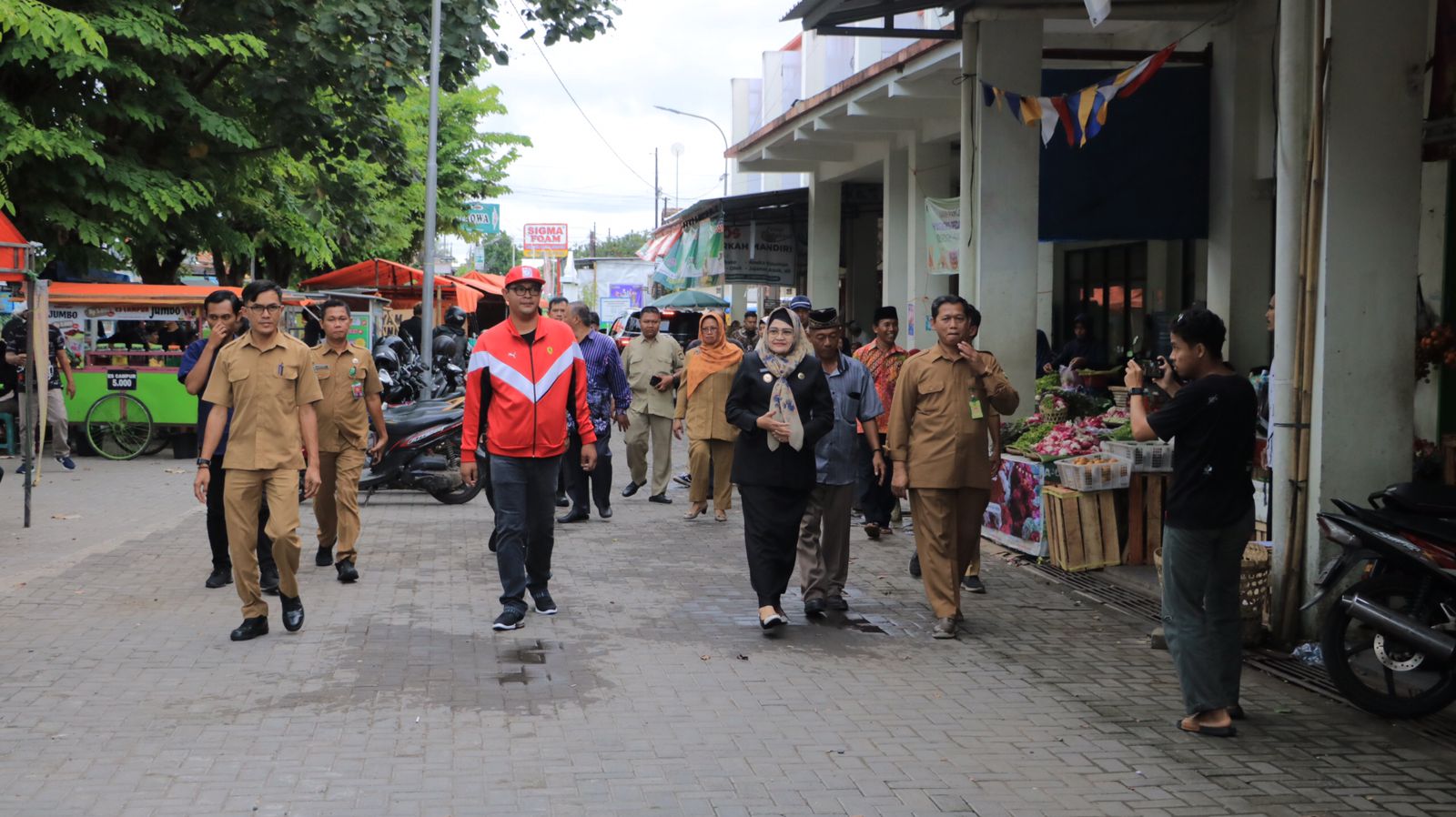 LARIS: Pj Bupati dan Kepala Dinas Perdagangan dan Perindustrian sedang melakukan pengecekan di Kompleks Pasar Bendungan.
