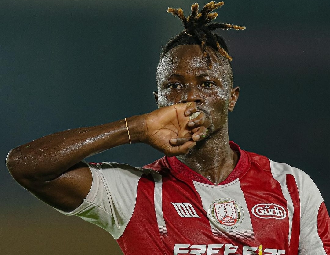 Selebrasi Moussa Sidibe usai cetak gol ke gawang PSM Makassar dan pastikan Persis amankan tiga poin (ig persisofficial)