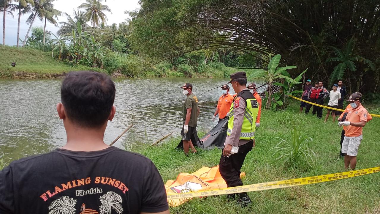 Proses evakuasi korban saat di pinggir sungai.