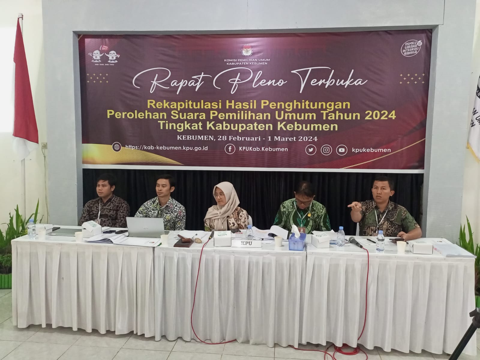 Proses rekapitulasi perhitungan perolehan suara Pemilu 2024 tingkat kabupaten di Kantor KPU Kebumen.
