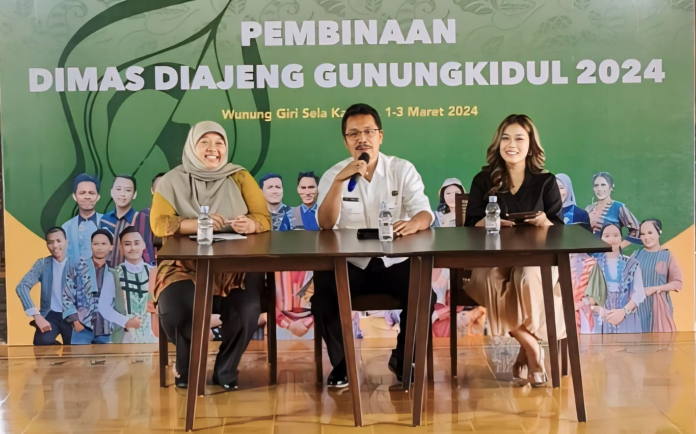 DUTA WISATA &ndash; Kepala Bidang pemasaran dan kerja sama Dinas Pariwisata Kabupaten Gunungkidul Emy saat di Wunung Giri Sela Kandha Gunungkidul memberikan pembekalan dihadapan Dimas Diajeng 2023