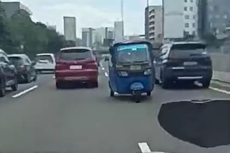 Aksi NeKat Bajaj Banting Stir Lawan Arah di Tol Jakarta-Tangerang Karena Mengikuti Aplikasi Maps! (Pict: Tangkapan layar)