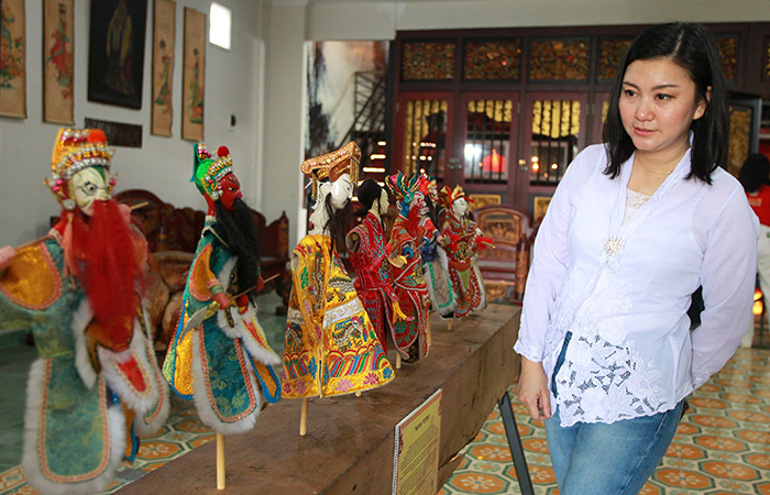 EDUKASI BUDAYA: Pengunjung mengamati pameran tentang budaya-budaya Tionghoa yang dipajang dalam Pekan Budaya Tionghoa Yogyakarta (PBTY) 2024 di Perkumpulan Budi Abadi (Hoo Hap Hwee), Bintaran.