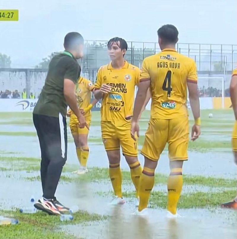 Partai Final Liga 2 : Psbs Biak Vs Semen Padang Sempat di Tunda Sementara Akibat Hujan Lebat