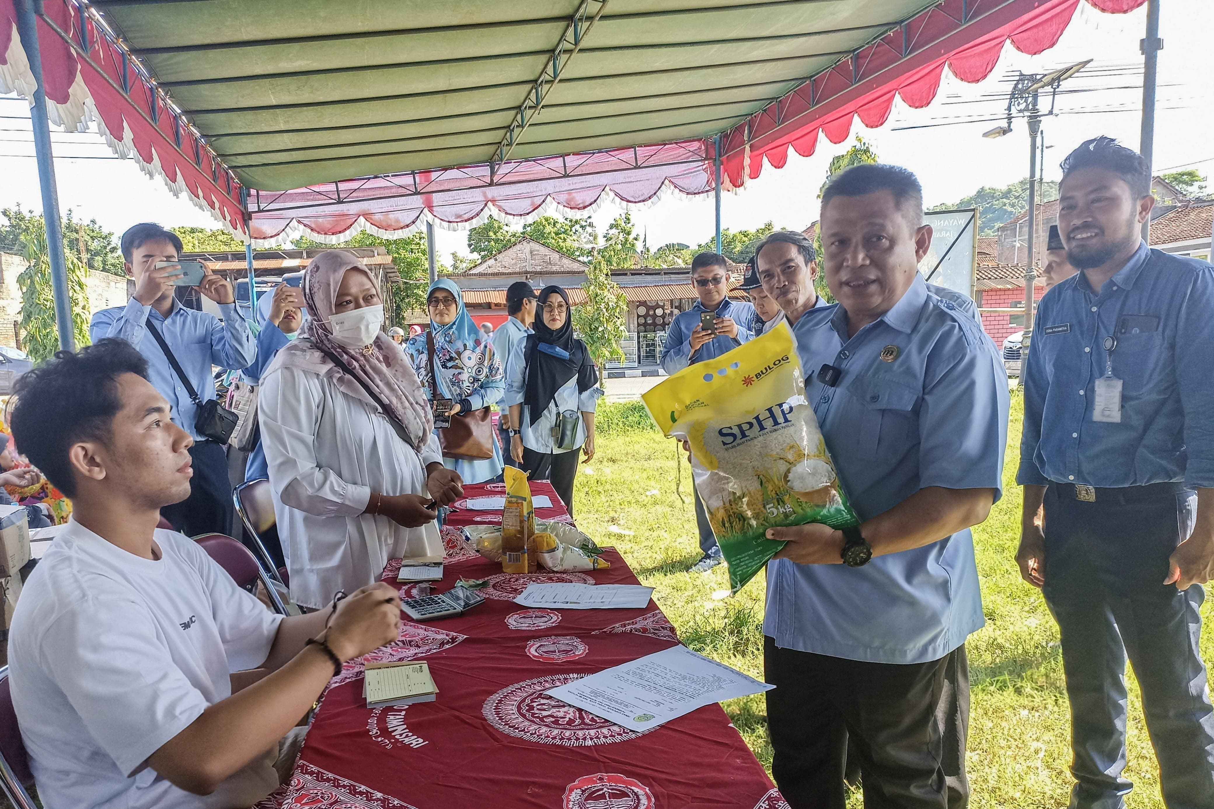 MURAH: Wakil Bupati Bantul Joko Purnomo saat meninjau pelaksanaan Pasar Murah Bahan Pokok di Lapangan Karangtalun, Kapanewon Imogiri, Bantul, Selasa (5/3).