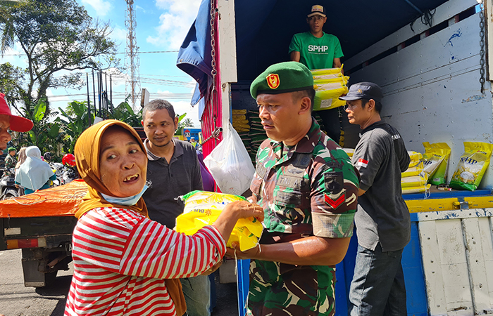 ANTUSIAS: Warga Magelang berbondong-bondong datang ke Kantor KUKM Center pada kegiatan bazar murah untuk mendapatkan beras dan kebutuhan pokok lain,(5/3).