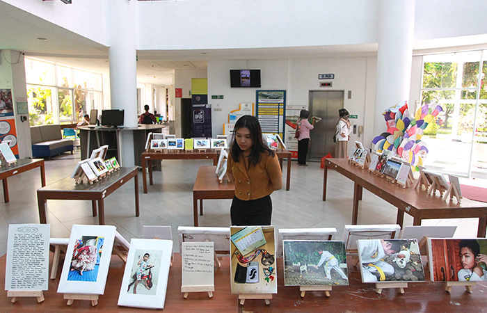 AJAK PEDULI: Pengunjung mengamati pameran lokakarya foto yang menampilkan foto-foto dan narasi terkait anak-anak penyandang kelainan langka bertajuk Articulating the rare (Articurare),