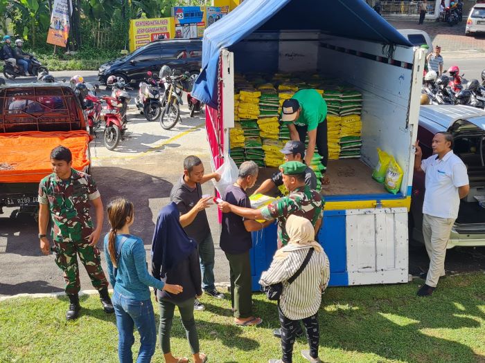 ANTUSIAS: Warga kota dan Kabupaten Magelang berbondong-bondong datang ke Kantor KUKM Center pada kegiatan bazar murah untuk mendapatkan beras dan kebutuhan pokok lain.