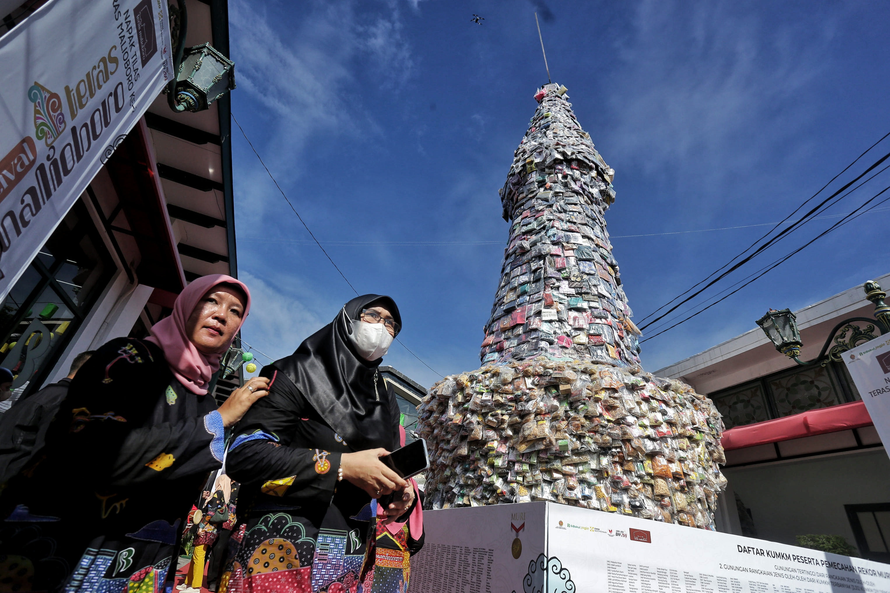 TERTINGGI: Gunungan yang dibuat dari beragam oleh-oleh khas Jogja di Teras Malioboro Selasa (5/3).