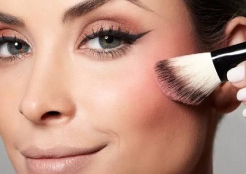 Ilustrasi seseorang dengan make up glowing natural.