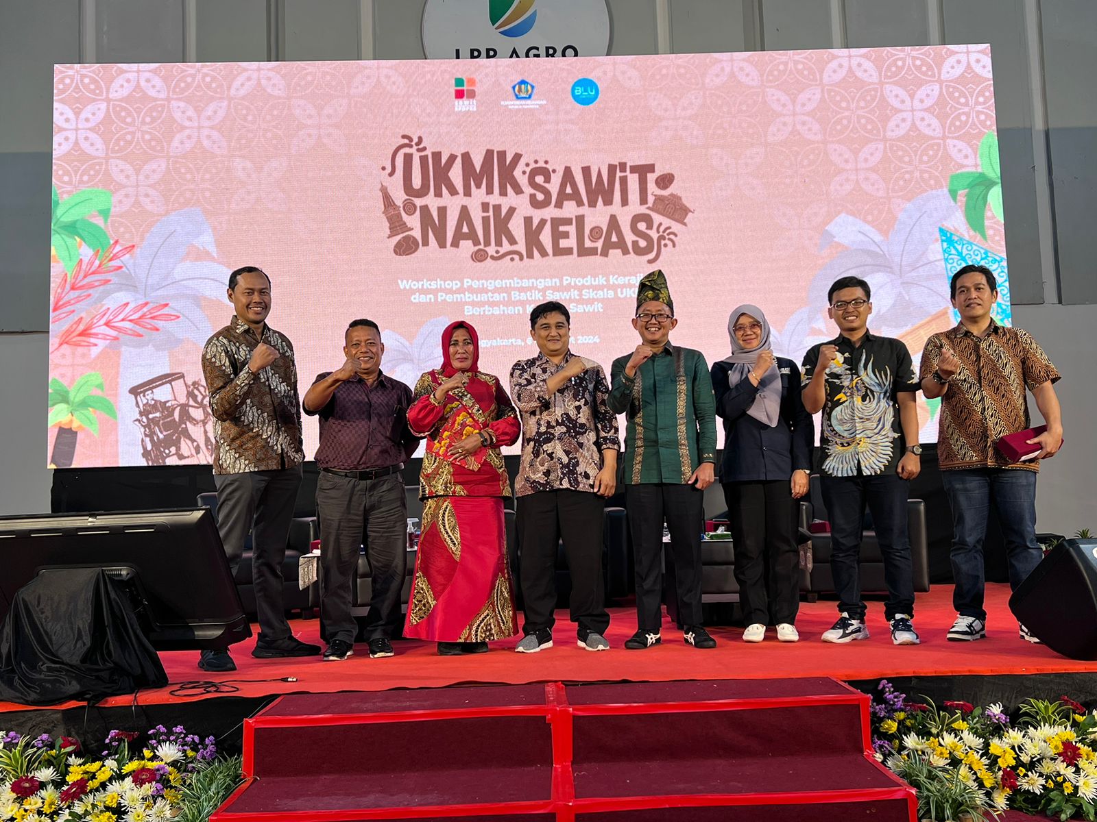 Pegiat UMKM dan mahasiswa Politeknik LPP saat mengikuti workshop pengembangan produk kerajinan dan pembuatan batik sawit Bersama BPDPKS