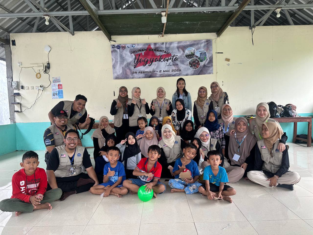 AKRAB: Sesi pembelajaran yang dilakukan oleh Komunitas Sekolah Marjinal berkolaborasi dengan Universitas Sains Islam Malaysia kepada anak-anak jalanan di Yogyakarta.