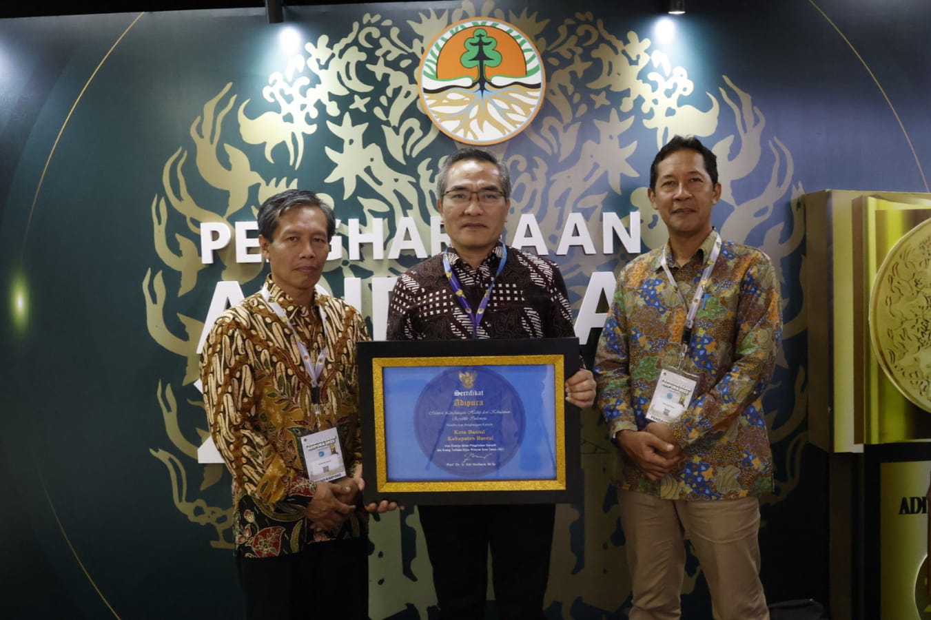 ANUGERAH: Bupati Bantul Abdul Hamlim Muslih (tengah) didampingi Kepala DLH Bambang Purwadi (kiri) dan Kepala DLH sebelumnya Ari Budi Nugroho (kanan) saat menerima sertifikat Adipura dari KLHK.