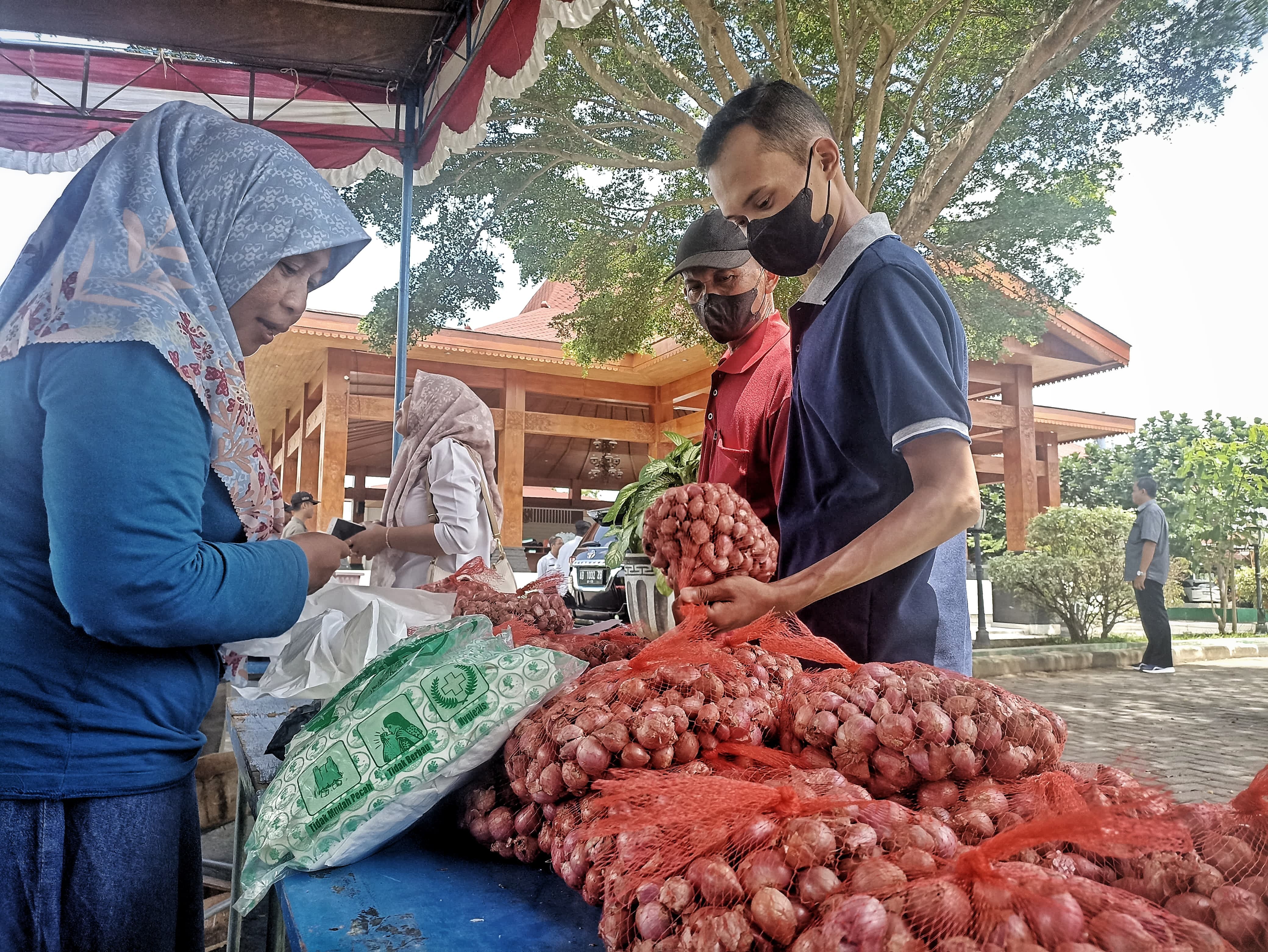 MURAH: Warga saat berbelanja kebutuhan bahan pokok bawang merah dalam Gerakan Pangan Murah di Pendopo Kompleks Pemda II Manding, Bantul, Rabu (6/3).