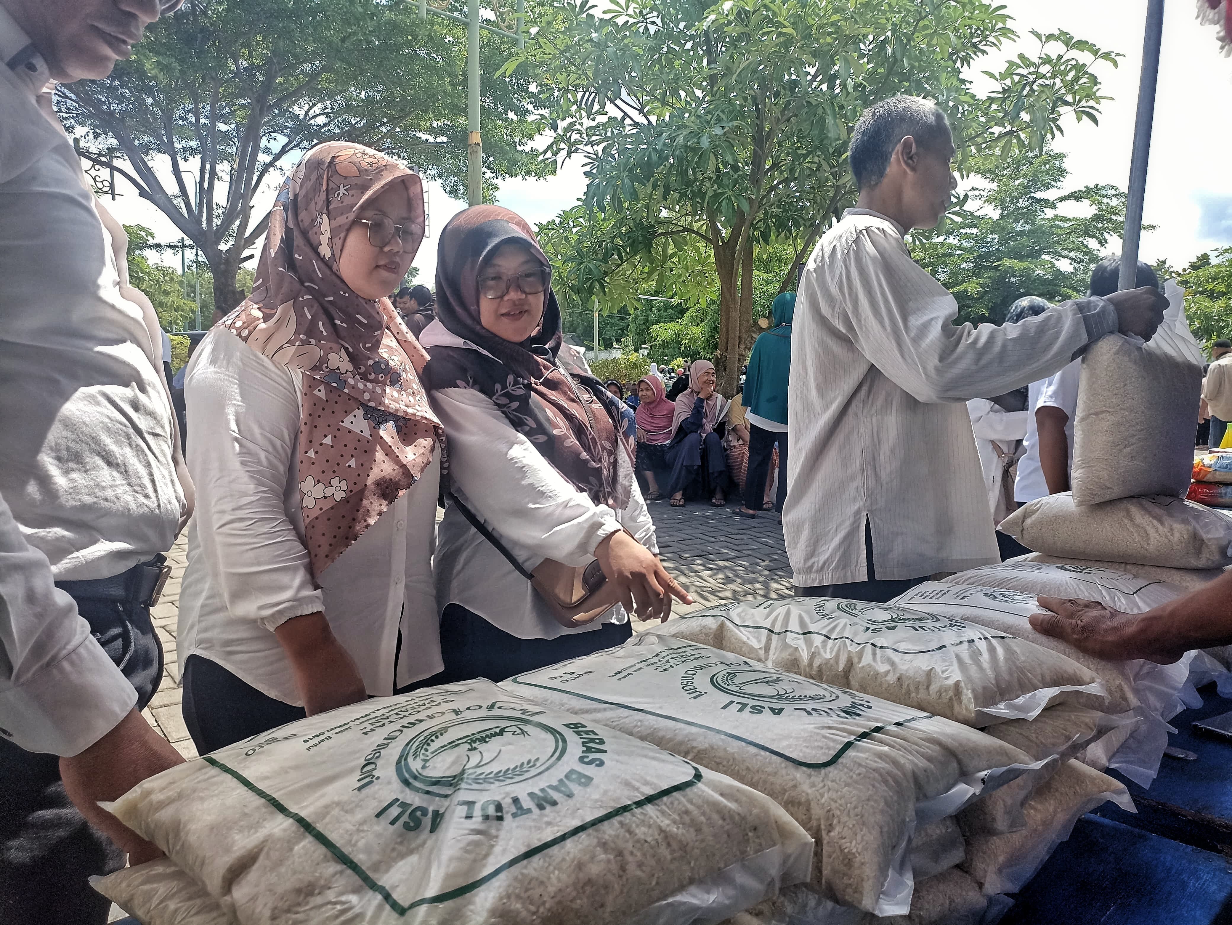 Warga saat membeli produk beras asli Bantul dalam Gerakan Pangan Murah di Kompleks Pemda II Manding, Bantul, Rabu (6/3).