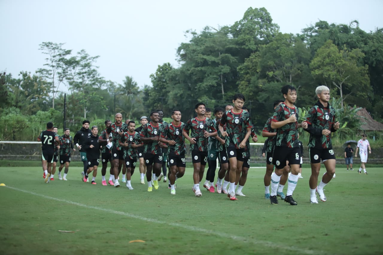 TEMPA: Penggawa PSS Sleman saat menjalani latihan rutin di Lapangan Pakem Binangun, Sleman