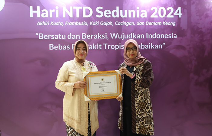 REWARD: Bupati Purworejo Yuli Hastuti menerima sertifikat bebas frambusia dari Kementerian Kesehatan RI