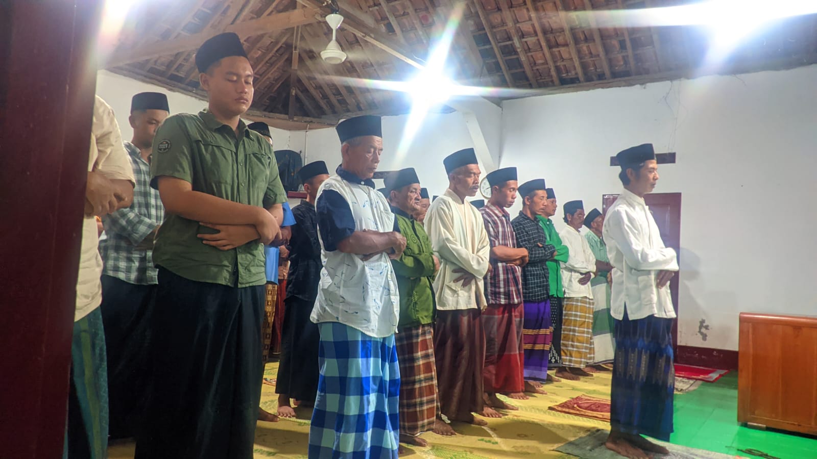 KHUSYUK: Pelaksanaan ibadah sholat Tarawih di Masjid Aolia, Desa Giriharjo, Kecamatan Panggang, Kabupaten Gunungkidul, Rabu (6/3) malam.
