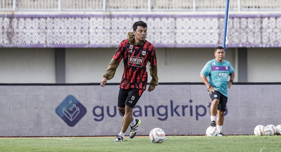 Mantan kapten timnas Indonesia, Hamka Hamzah saat melatih pemain Rans Nusantara (ig hamka23hamzah)