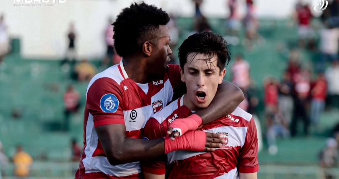 Selebrasi Francisco Rivera usai cetak gol ke gawang Persita bagi Madura United (ig maduraunited.fc)