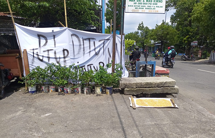 MENUJU KOTA BERSIH : Dinas Lingkungan Hidup, Kelautan dan Perikanan (DLHKP) Kebumen menutup kontainer sampah di Jalan HM Sarbini Kebumen.M Hafied/Radar Jogja