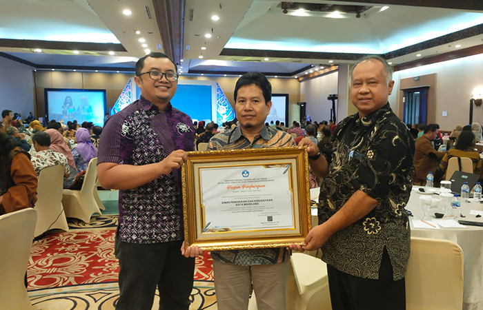 REWARD: Kepala Disdikbud Kota Magelang Imam Baihaqi saat menerima piagam penghargaan dari BBPMP Provinsi Jateng.