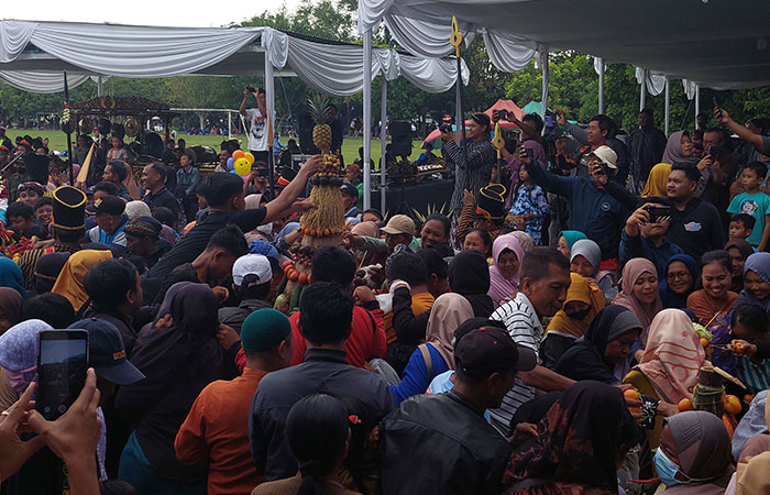 ANTUSIAS: Masyarakat saat ikut berebut dalam rayahan gunungan saat Nyadran Agung di Alun-Alun Wates kemarin (6/3).