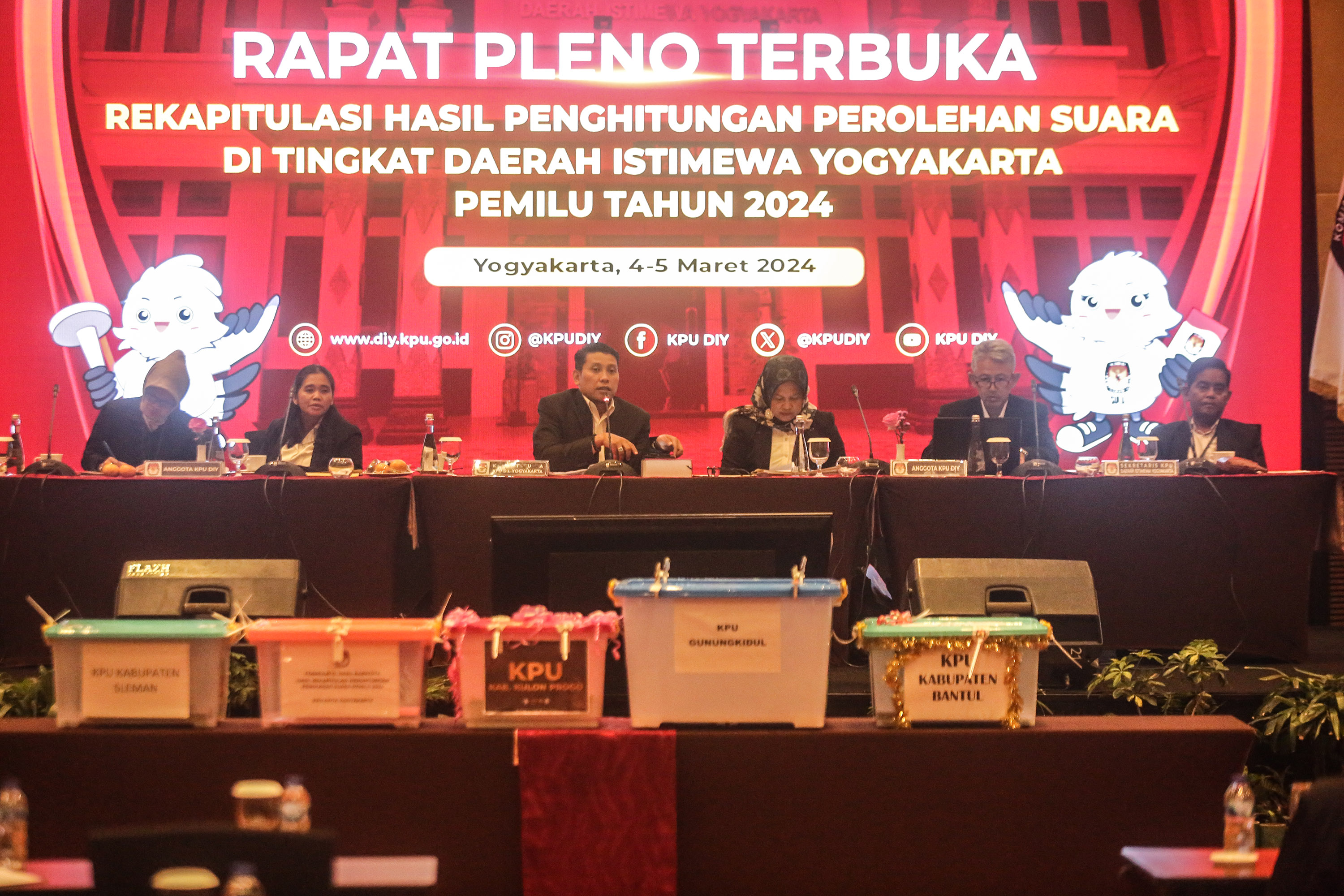 HITUNG: Ketua KPU DIY Ahmad Shidqi (ketiga dari kiri) saat memimpin rapat pleno terbuka rekapitulasi perolehan suara pemilu 2024 tingkat provinsi di Ballroom Alana Hotel, Palagan, Sleman, Senin (4/3).