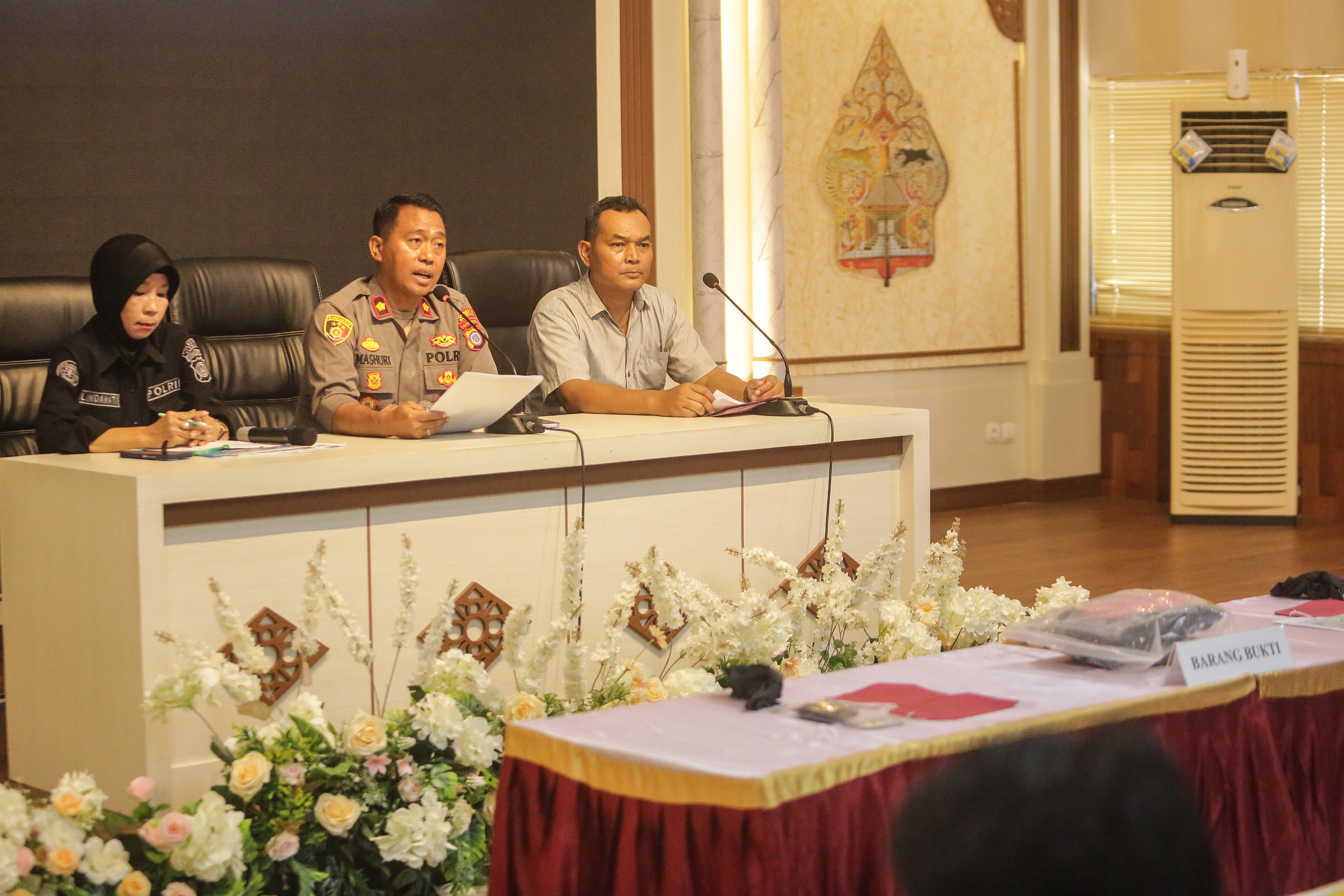 TERLALU: Kapolsek Ngaglik Kompol Muchamad Mashuri (tengah) saat memberikan keterangan pers kasus pembunuhan di Mapolresta Sleman, Rabu (6/3).