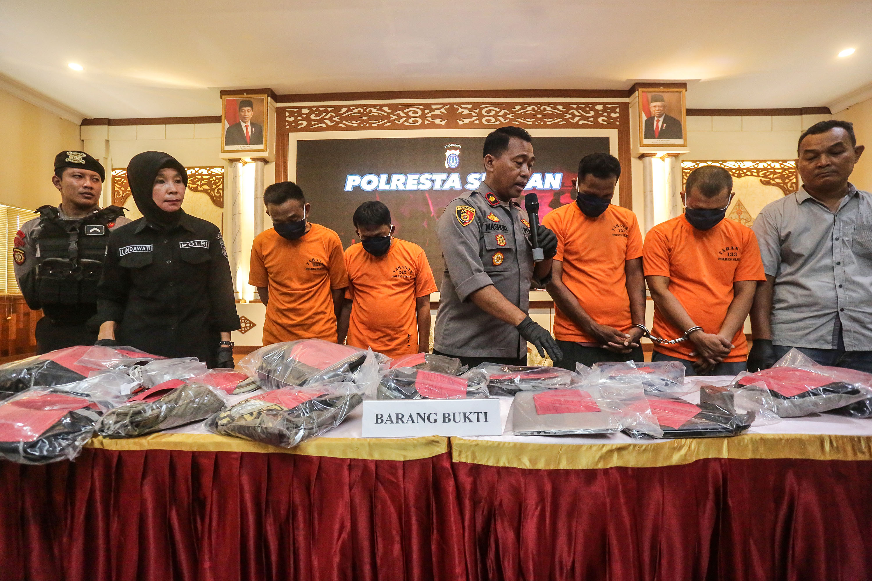 RINGKUS: Kapolsek Ngaglik Kompol Muchamad Mashuri memberikan keterangan pers saat rilis tindak pidana pencurian di  Mapolresta Sleman, Rabu (6/3).